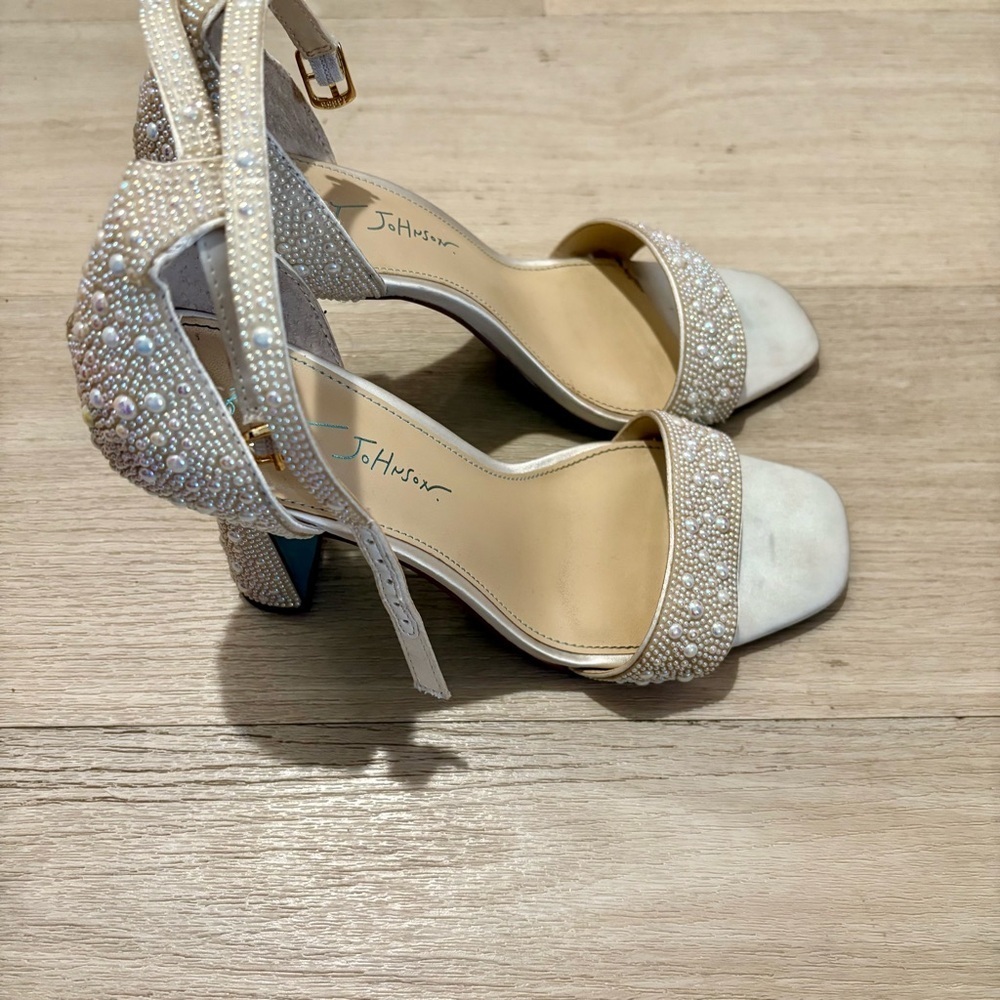 Blue by Betsy Johnson Womenβs 8 Mari Heeled Champagne